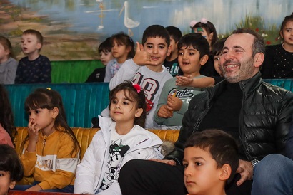 ÇOCUKLAR TİYATRO OYUNLARIYLA DOYASIYA EĞLENDİ
